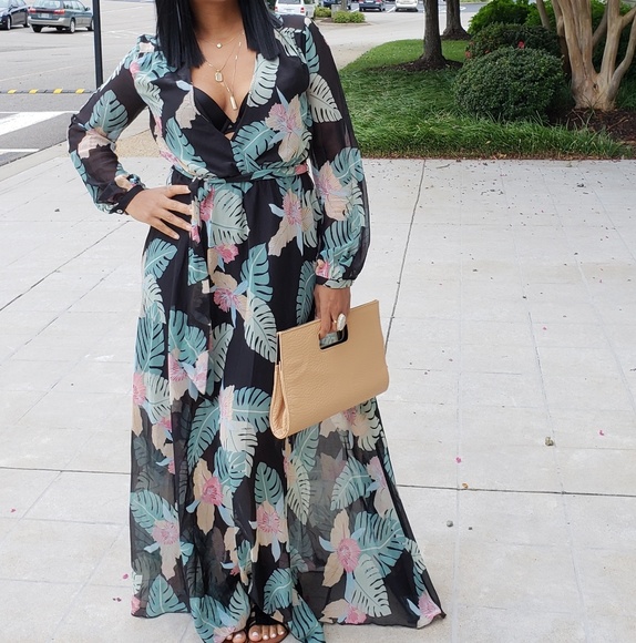 Dresses & Skirts - 🆕️ Tropical print flowy maxi dress.